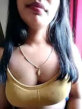 Maahhii_2 on StripChat 