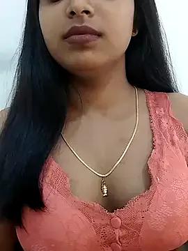 Maahhii_2 on StripChat 