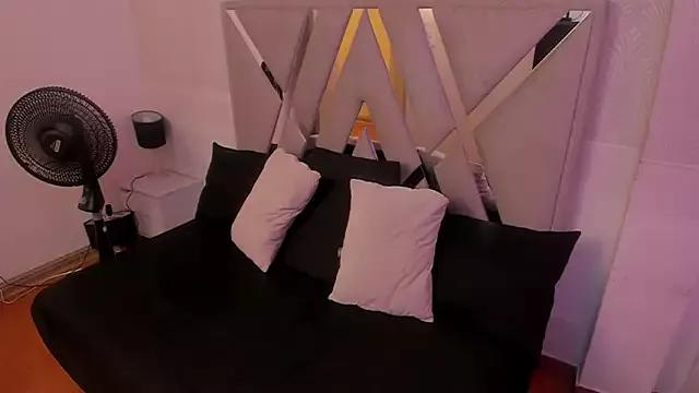 Queenjenn__ on StripChat 