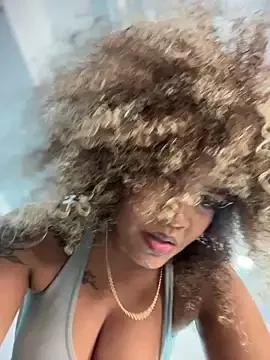 riri_brunnete on StripChat 