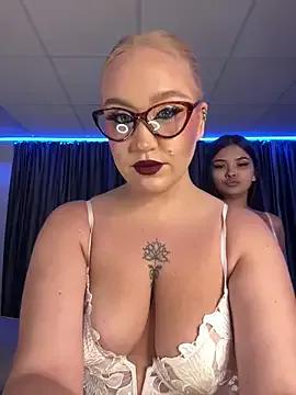 RollDolls — FINGERING HER PUSSY