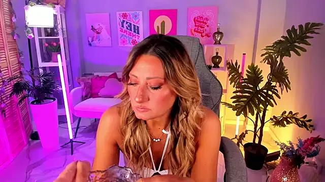 SarahAlluring on StripChat 