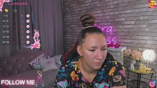 SarahCoksss on StripChat 
