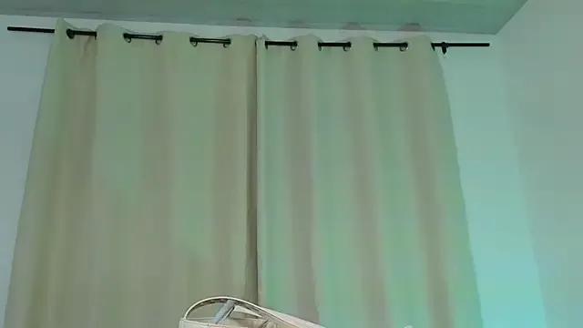 Selenafox_0 on StripChat 