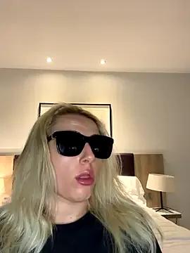 Strongqueen — Flash boobs in public pub toilet