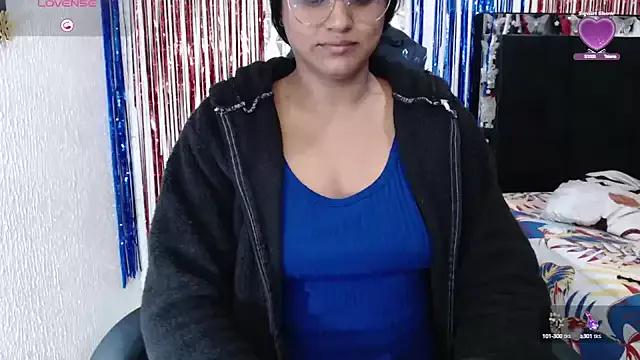 SweetAlmaa on StripChat 