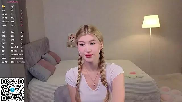 Tessalune_ on StripChat 