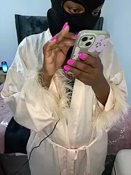 wellbuiltDiosa on StripChat 