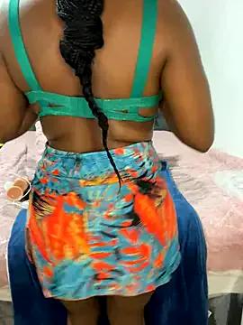 wellbuiltDiosa on StripChat 