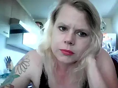 xxwhitebunnyxx on StripChat 