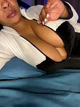 YellowHoneyDip on StripChat 