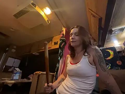 YoMomma-xoxo13 on StripChat 