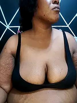 YummyChocolatexx2 on StripChat 